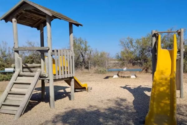 La structure de jeux et la table de ping-pong du camping