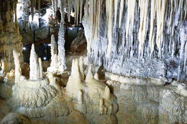 Stalactites et stalagmites d'une grotte