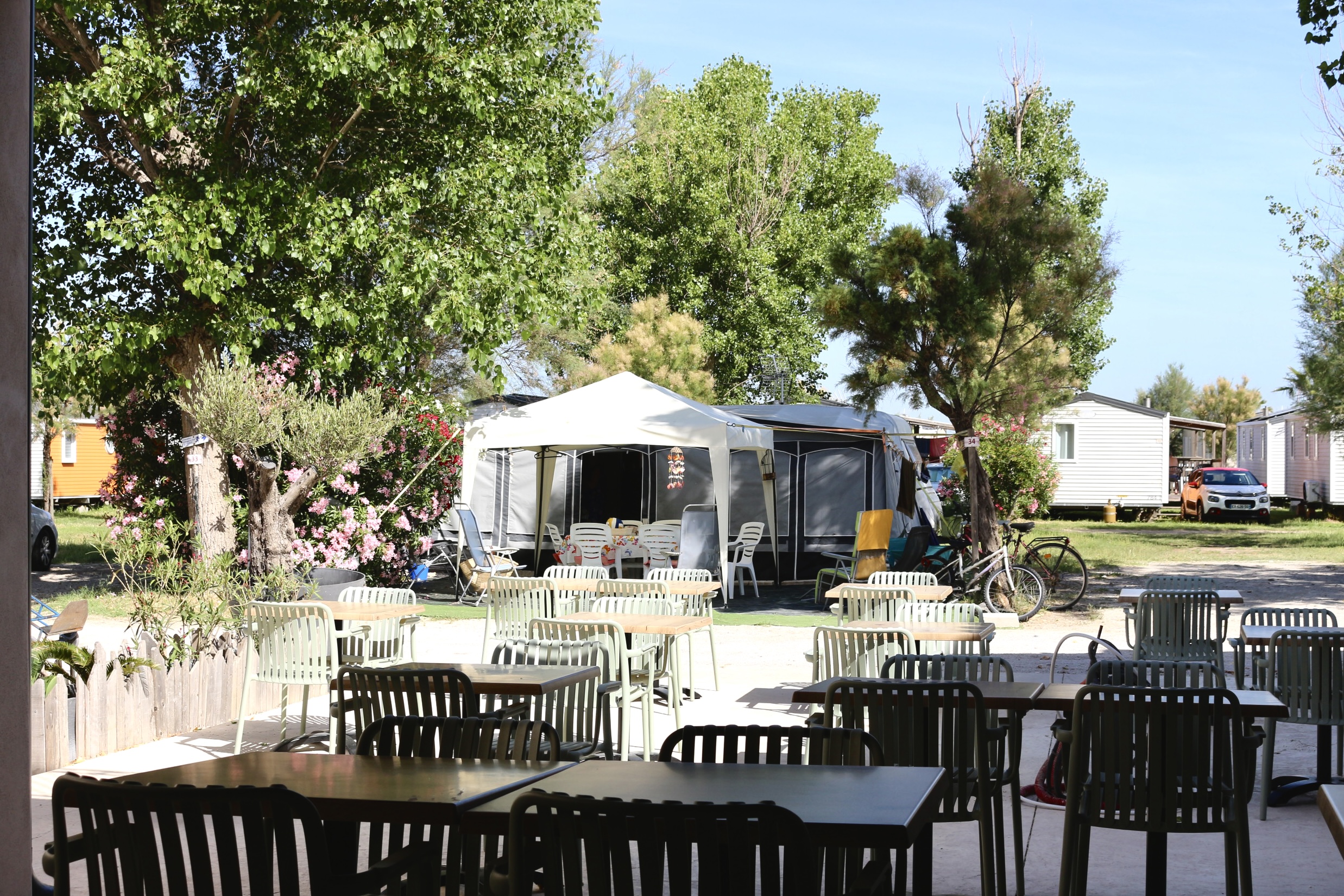 La terrasse face aux mobil-homes