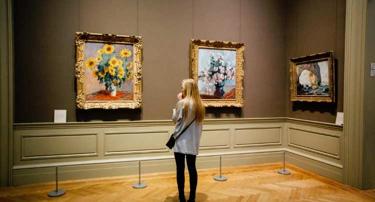 Tableaux dans une salle de musée