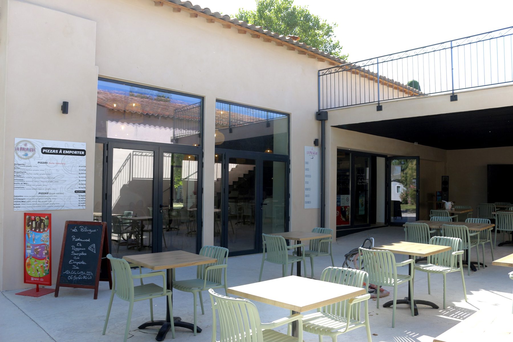 L'entrée et la terrasse