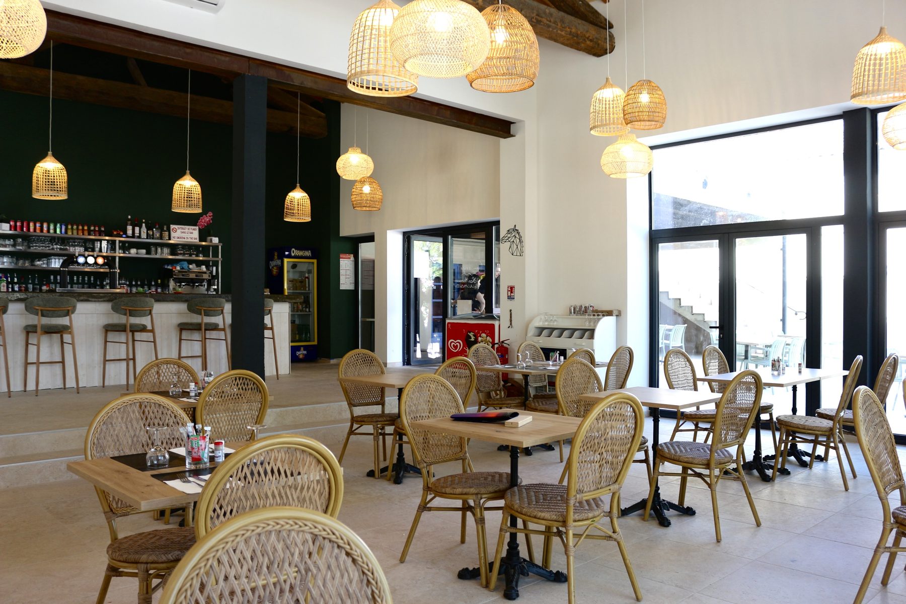 La salle et le bar, après la rénovation