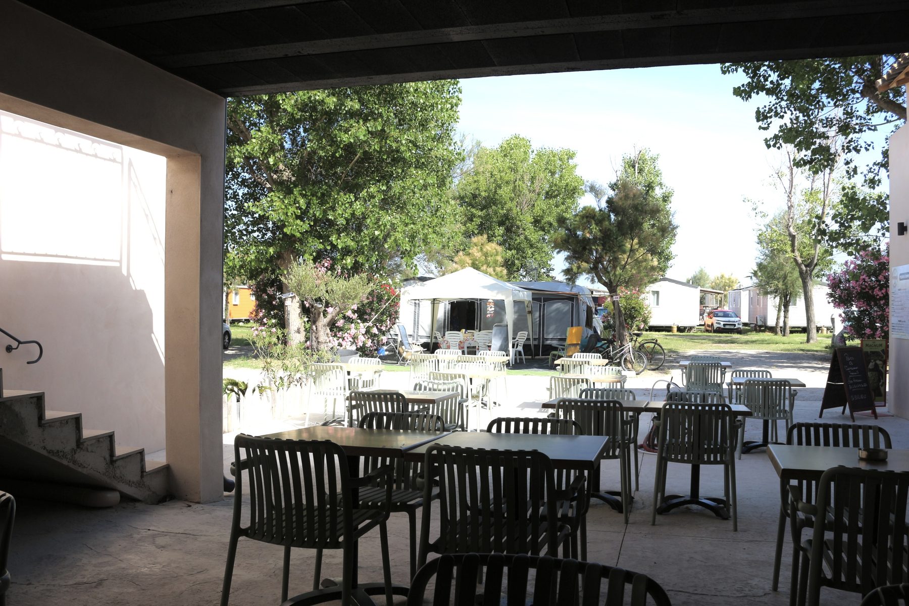 La terrasse couverte, ouverte sur le camping