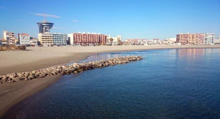 La plage de Palavas et le phare de la Méditerranée