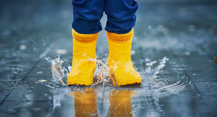 Bottes de pluie dans une flaque