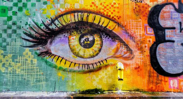 Fresque de street art, un œil multicolore