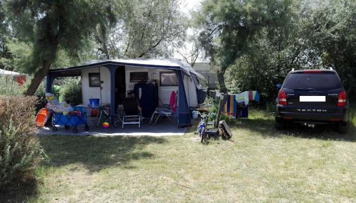 Emplacement ombragé avec électricité